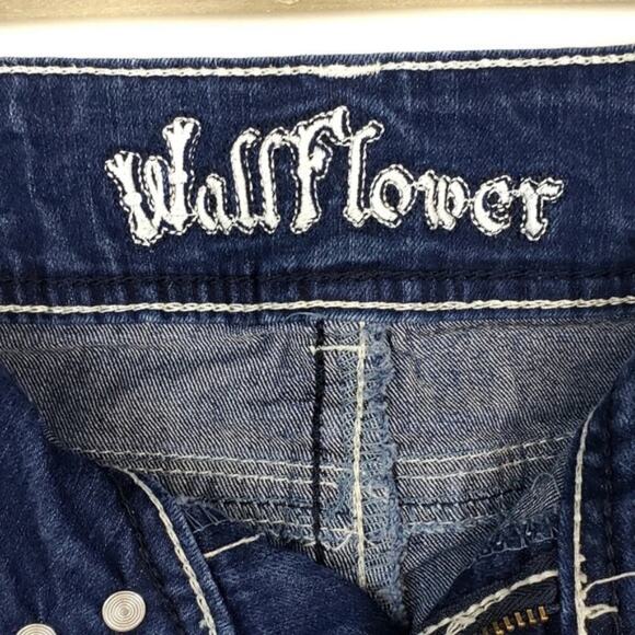 Wallflower Embroidered Pockets Capri Denim Jean Pants Dark Wash - Picture 6 of 6